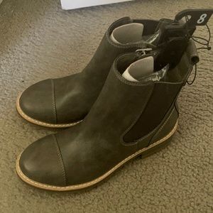 Grey boots